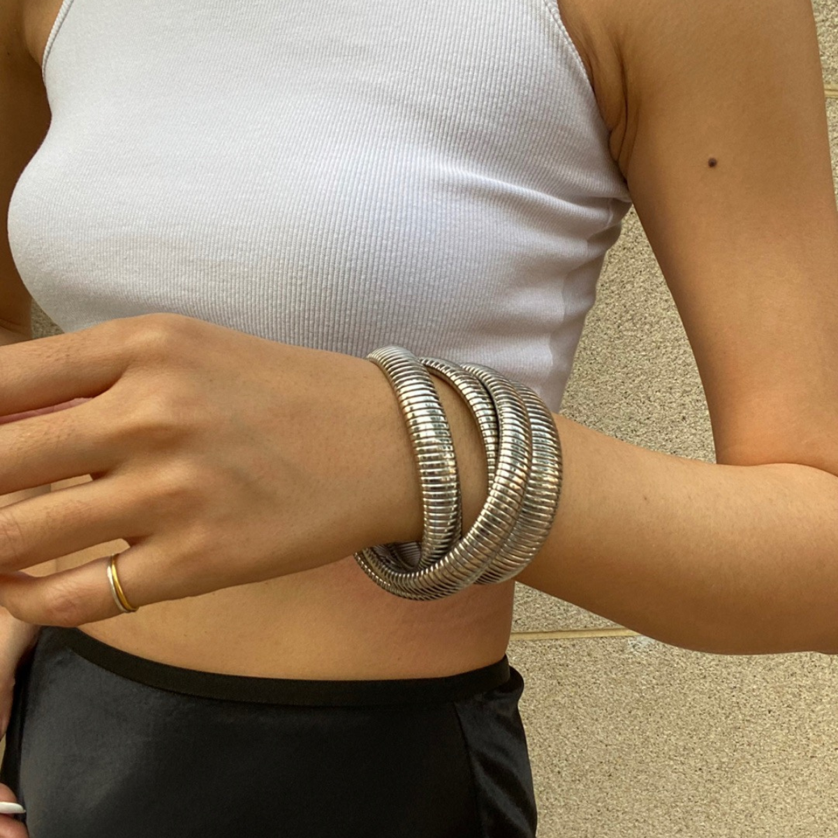 Pulsera elástica ancha de tres capas con estilo retro chic: diseño vanguardista
