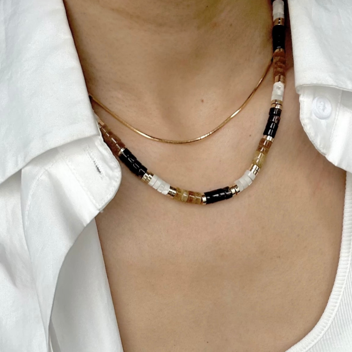 Collar de cuentas de turmalina natural y disco de metal | Apilable | Cadena de extensión ajustable