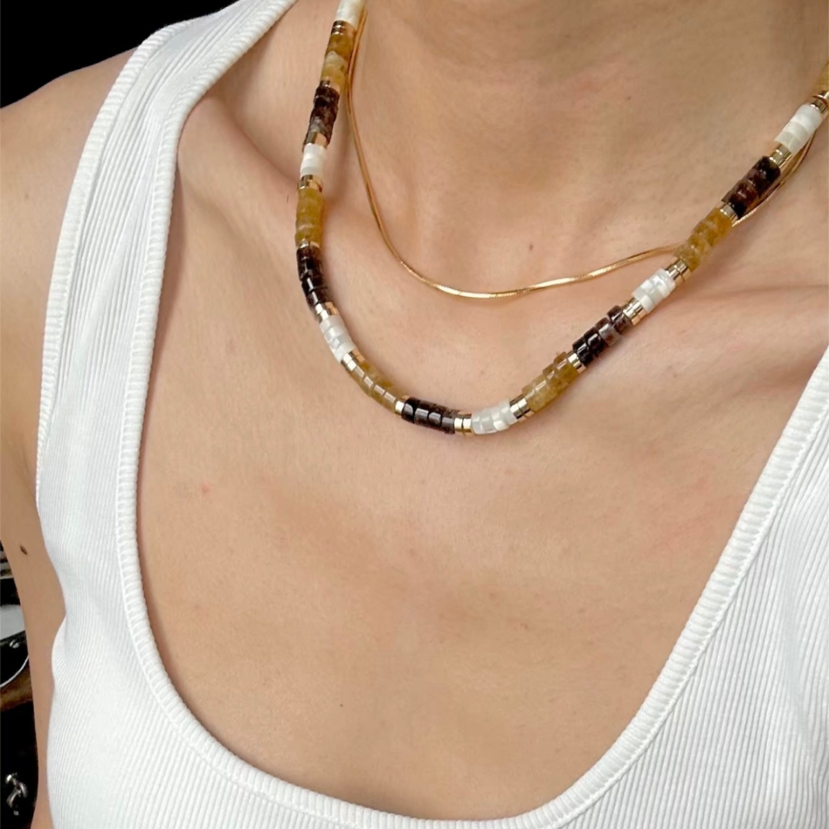 Collar de cuentas de turmalina natural y disco de metal | Apilable | Cadena de extensión ajustable