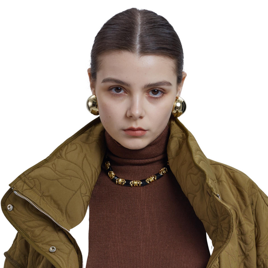 Collar con esmalte pintado a mano y estilo artesanal de inspiración vintage | Apilable | Renacimiento clásico atemporal