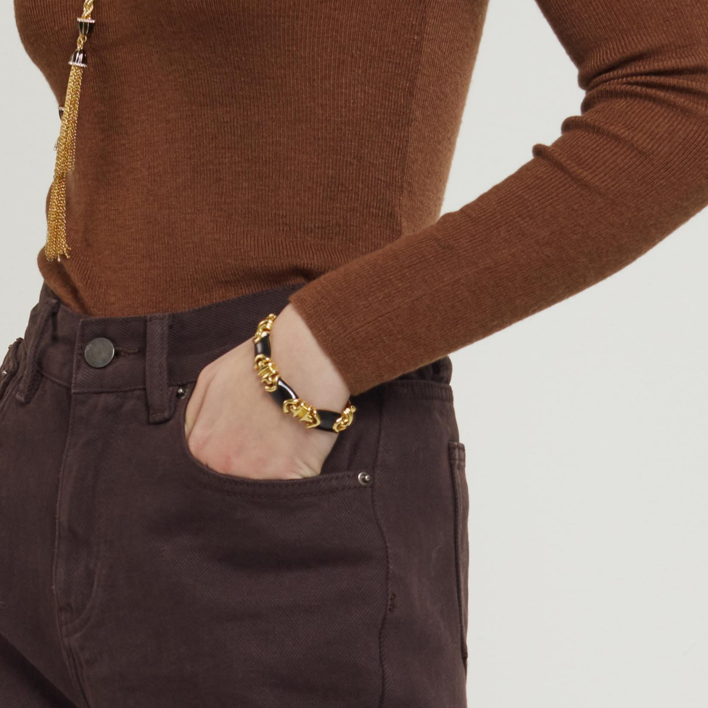 Pulsera de esmalte artesanal pintada a mano en blanco o negro con estilo vintage | Apilable | Renacimiento clásico atemporal
